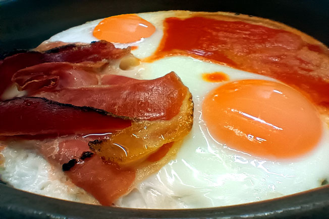 Huevos al plato con jamón y tomate