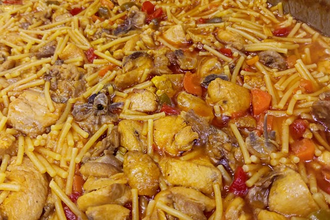 Pollo con fideos