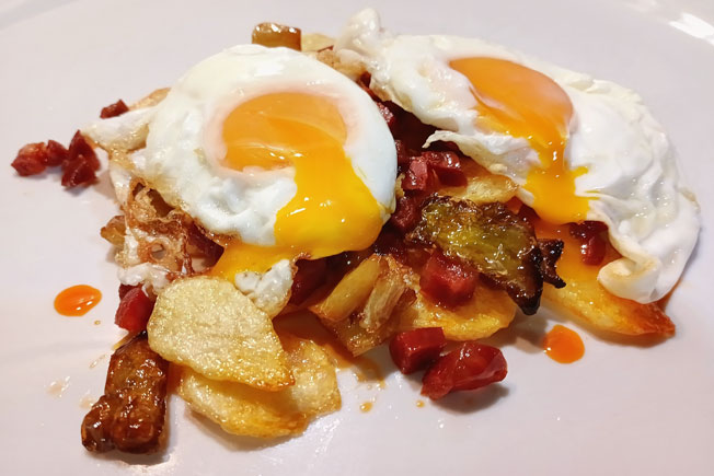 Huevos rotos con chorizo y pimientos