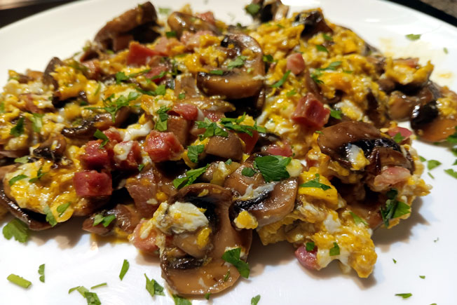 Huevos revueltos con champiñones y jamón